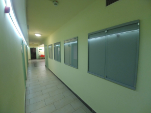 Biztonsági üveggel ellátott mágnesezhető faliújság Biztonsági üveggel ellátott mágnesezhető faliújság