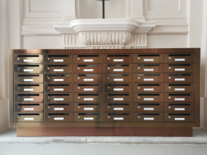 Steelcolor burkolattal ellátott prémium postaláda műemléki épületbe Steelcolor burkolattal ellátott prémium postaláda műemléki épületbe