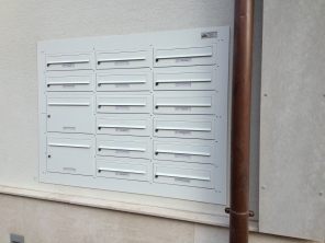 Egyedi beépített postaláda Egyedi beépített postaláda