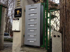 Kerítésbe építhető két oldalas rozsdamentes postaláda Kerítésbe építhető két oldalas rozsdamentes postaláda