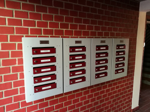 Lépcsőházi postaláda Lépcsőházi postaláda