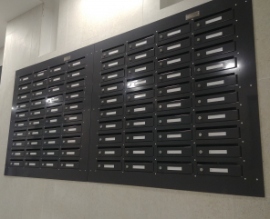 Falba süllyesztett társasházi iker postaláda Falba süllyesztett társasházi iker postaláda