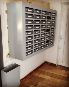 Társasházi postaláda szórólaptartó rekeszekkel Társasházi postaláda szórólaptartó rekeszekkel