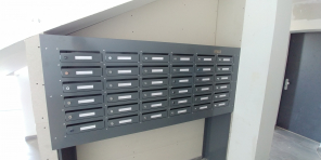Lábon álló társasházi postaláda Lábon álló társasházi postaláda