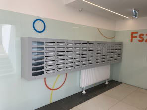Lépcsőházi postaláda szórólaptartó rekeszekkel Lépcsőházi postaláda szórólaptartó rekeszekkel