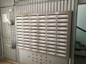 Félkiemelt társasházi postaláda Félkiemelt társasházi postaláda