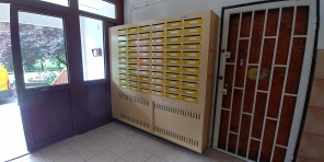 Radiátor burkolattal ellátott postaláda Radiátor burkolattal ellátott postaláda