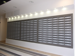 Elegáns falba süllyesztett postaláda Elegáns falba süllyesztett postaláda