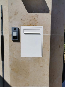 Kültéri falba épített Alfa postaláda porszórt kivitelben Kültéri falba épített Alfa postaláda porszórt kivitelben